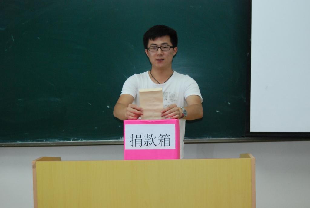 学生捐款现场