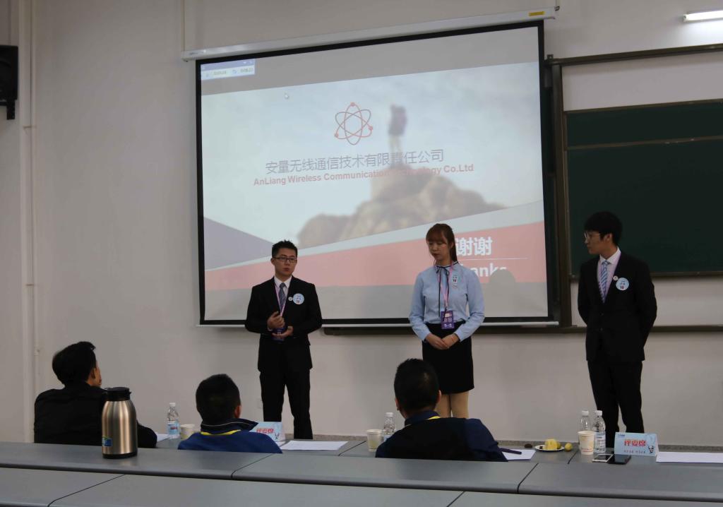我校作品公开答辩现场